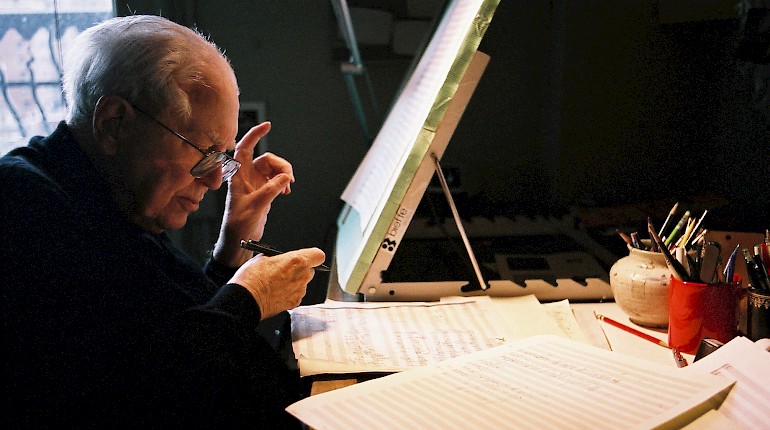 Elliott Carter, Composer Who Decisively Snapped Tradition, Dies at 103