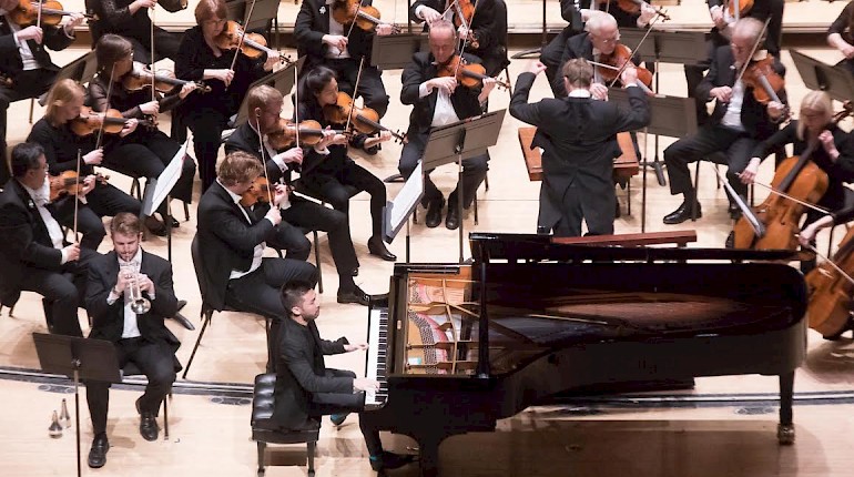 Pianist Conrad Tao "steals the show" with his performance of Carter's Caténaires